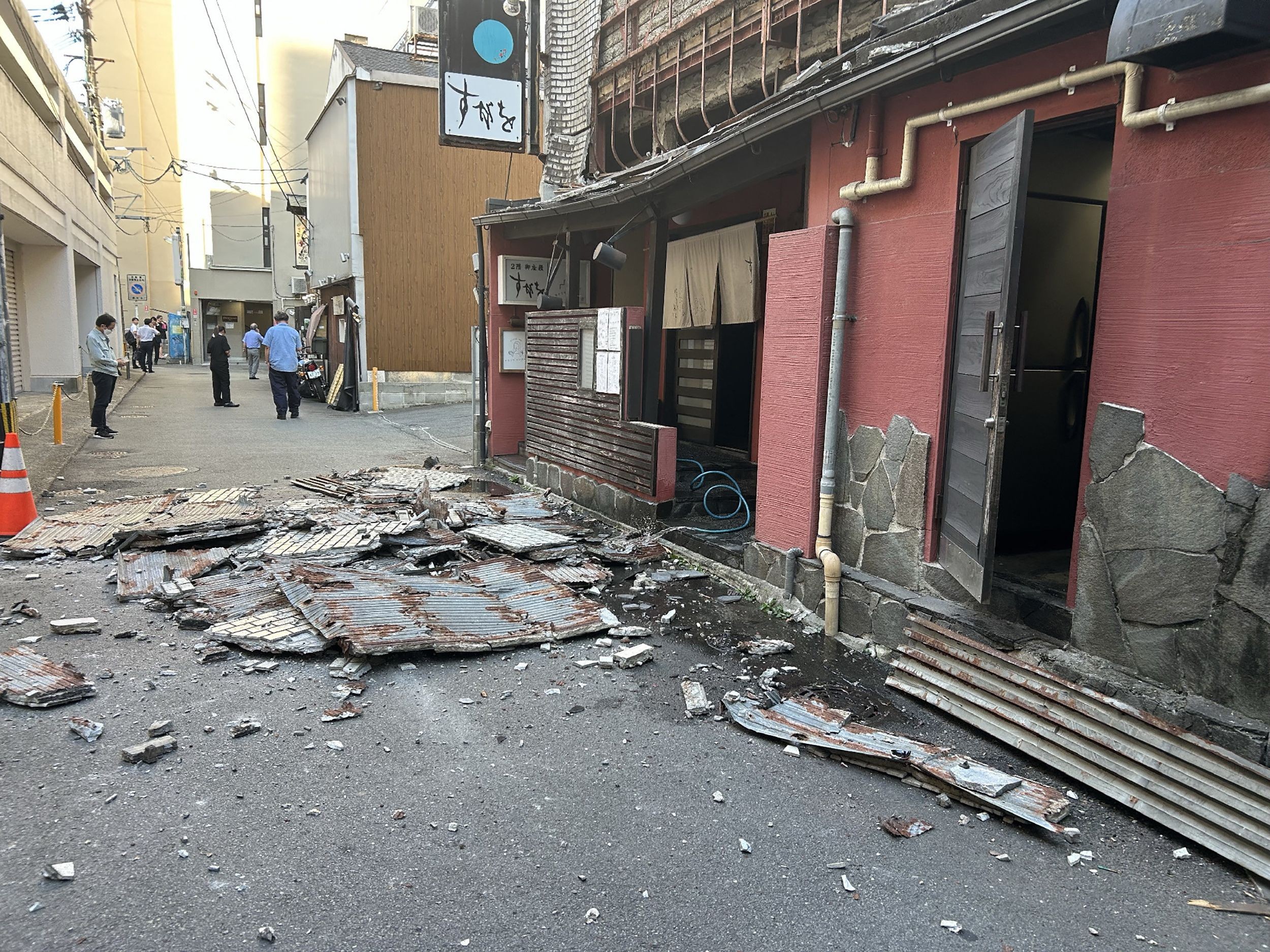 Polícia do Japão relata explosão em shopping center após terremoto de 7,1 deixar feridos e derrubar edifícios