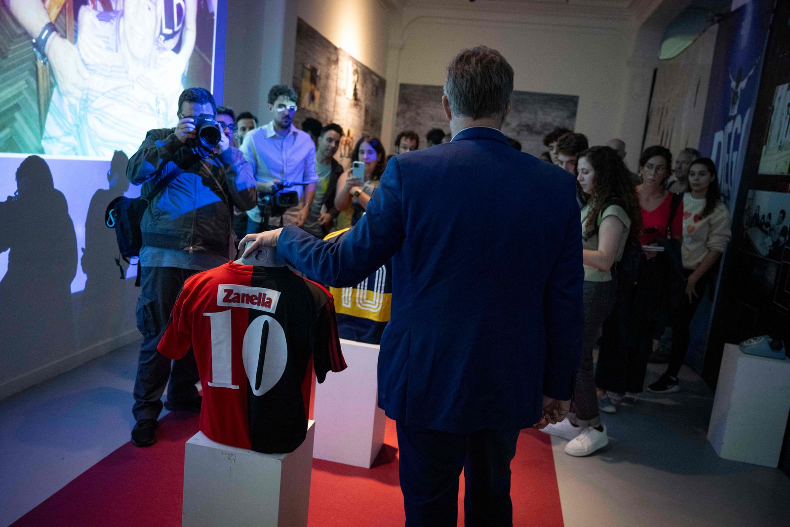 Camisa de Maradona do Newell' Old Boys faz parte da exposição sobre a vida do ídolo argentino — Foto: Josep Lago/AFP