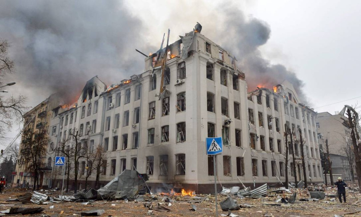 Prédio do departamento de economia da Universidade Nacional Karazin Kharkiv, atingido durante bombardeio da Rússia  — Foto: SERGEY BOBOK / AFP