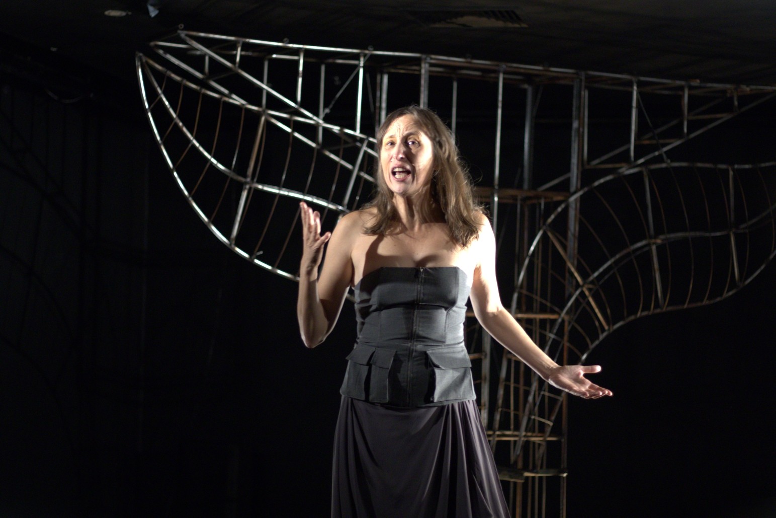 Crítica à produtividade tóxica é tema de 'A mulher estátua', em cartaz no Espaço Municipal Sérgio Porto