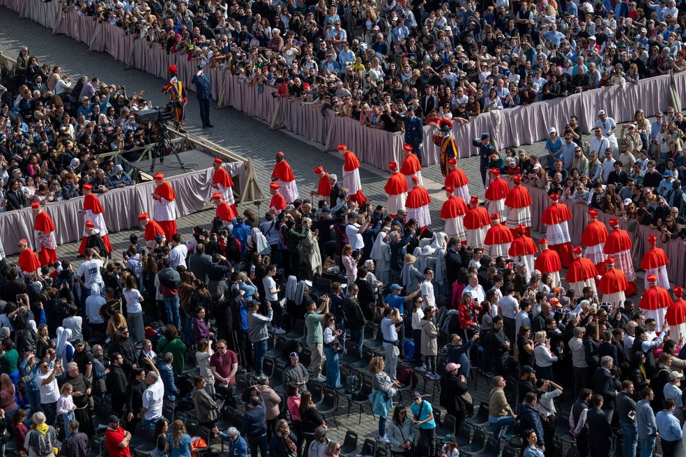 Cardeais entrando na Basílica de São Pedro, no Vaticano — Foto: James Hill /The New York Times