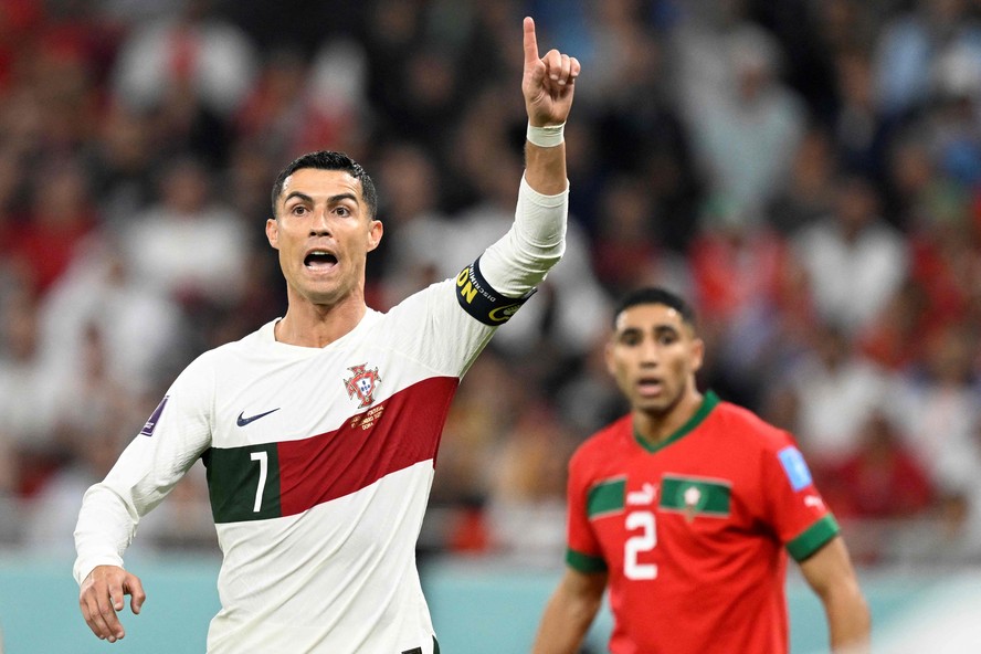 Cristiano Ronaldo gesticula após entrar em campo por Portugal contra o Marrocos