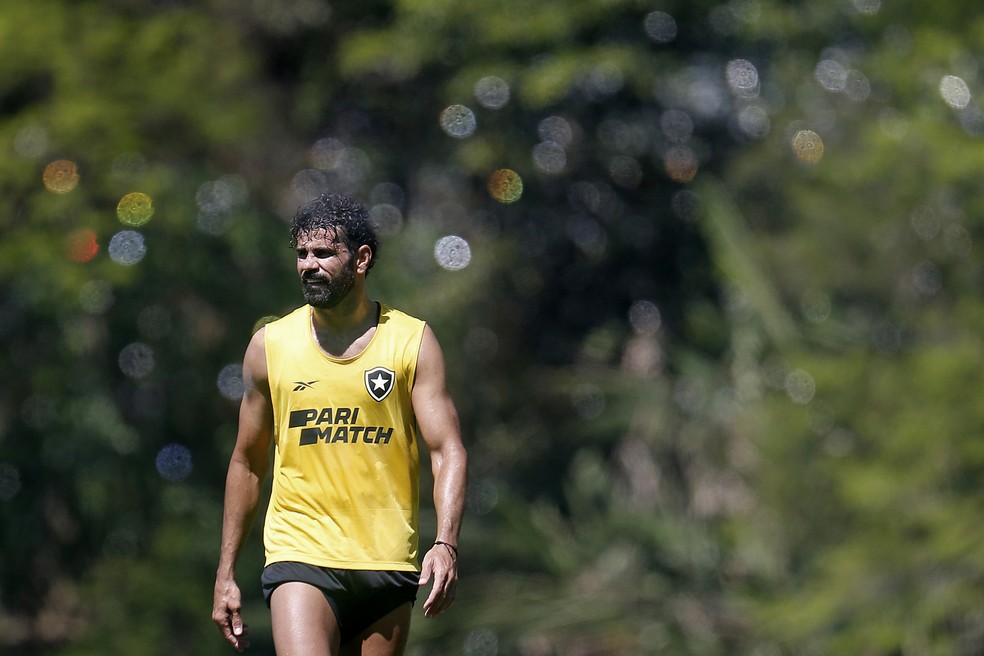 Diego Costa em treino do Botafogo no CT Lonier — Foto: Vítor Silva