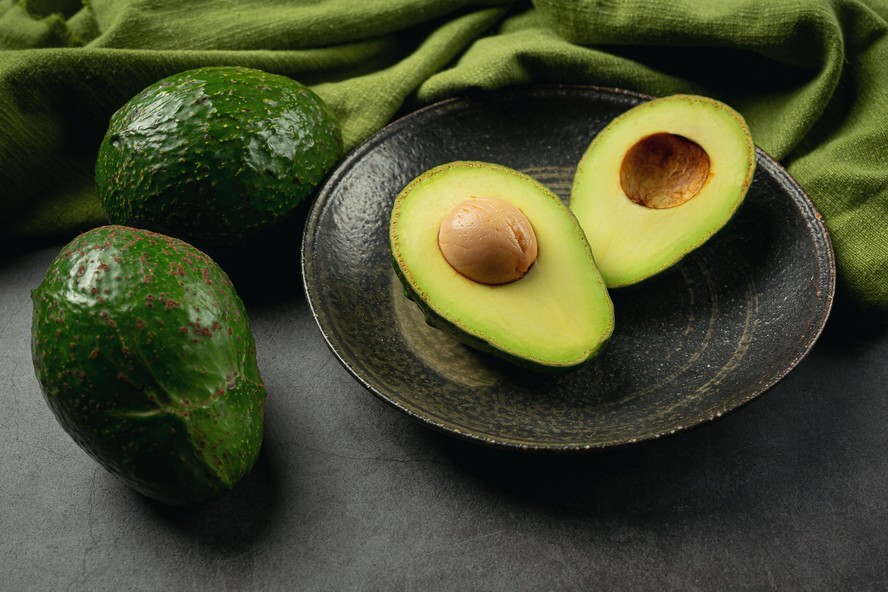 Rico em gorduras saud&aacute;veis, fibras, vitaminas e minerais, o abacate ajuda na sa&uacute;de cardiovascular, digestiva e cerebral