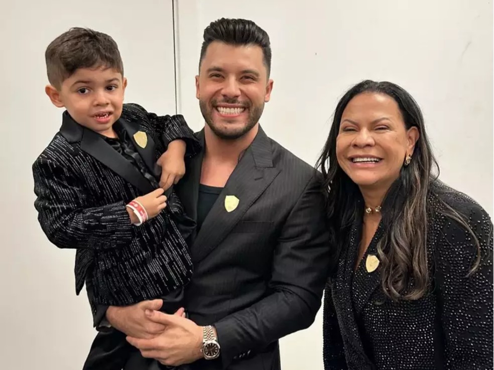 Léo, filho de Marília Mendonça, junto com o pai, Murilo Huff, e a avó, Dona Ruth — Foto: Reprodução