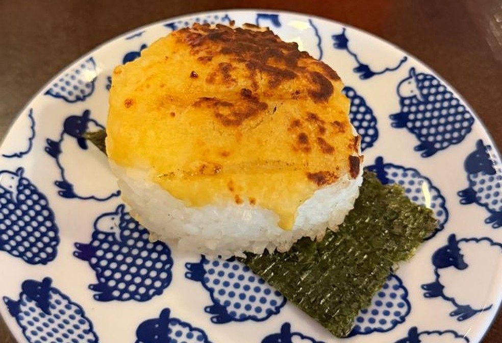 Onigiri grelhado de missô: um petisco simples, mas viciante — Foto: Ian Oliver