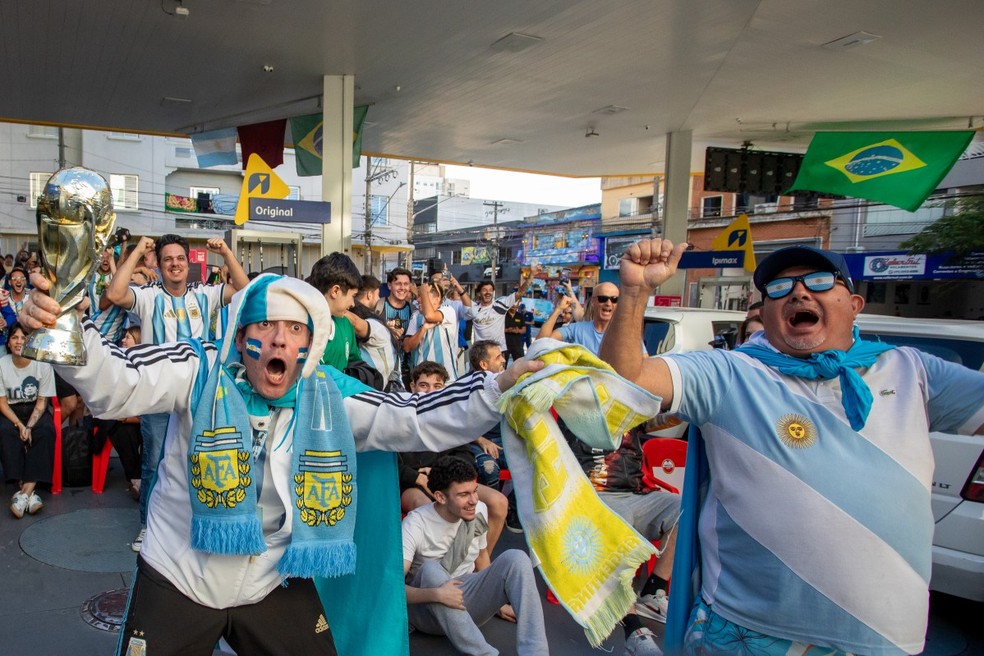 Posto de combustível na Mooca repleto de brasileiros que torcem para a Argentina — Foto: Edilson Dantas