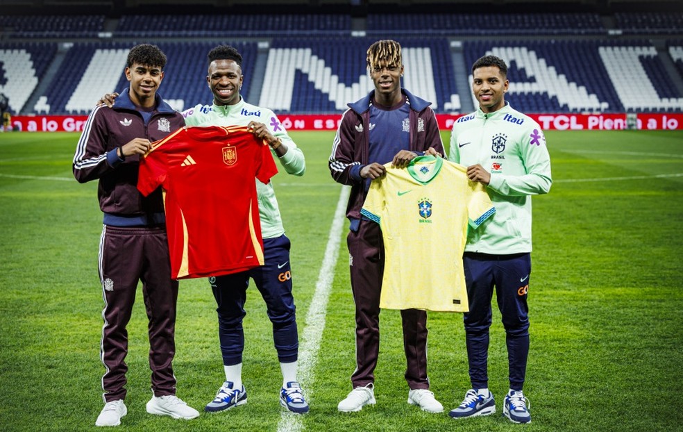 Jogadores de Espanha e Brasil trocaram camisas — Foto: Divulgação/RFEF