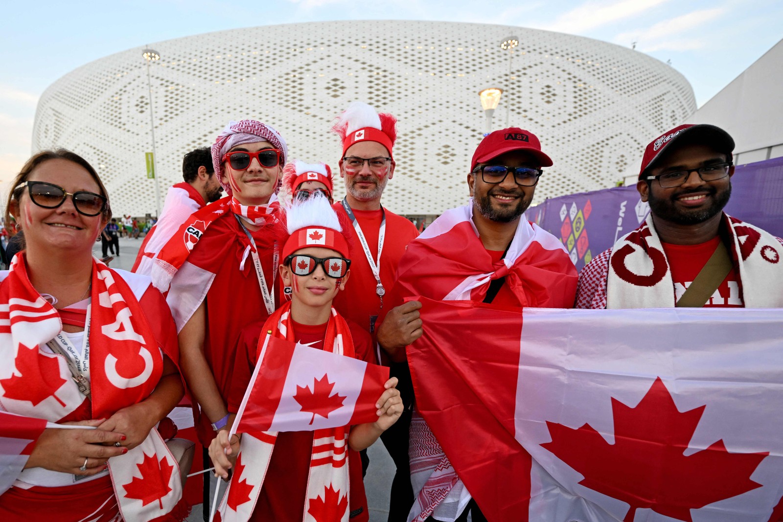 Torcedores do Canadá se reúnem fora do estádio antes da partida contra Marrocos — Foto: NATALIA KOLESNIKOVA/AFP