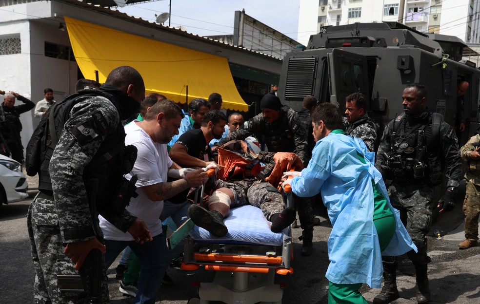 Além dos cinco policiais mortos, outros 15 ficaram feridos durante a megaoperação — Foto: Gabriel de Paiva / Agência O Globo