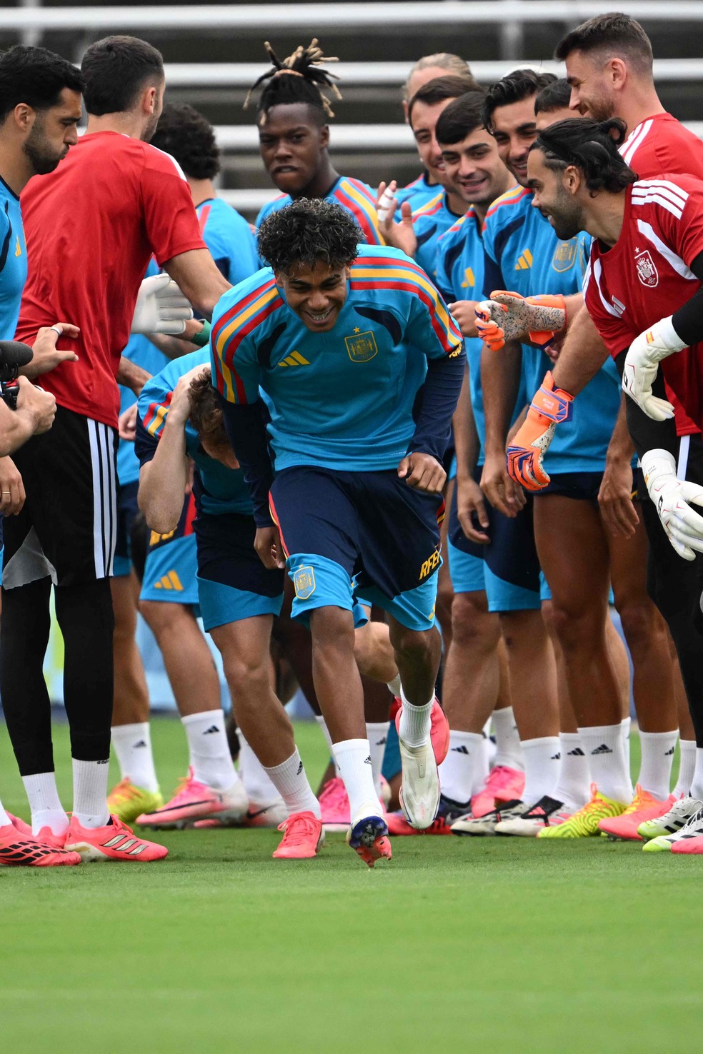 Jogadores da Espanha celebram aniversário de Yamal no treino desta segunda-feira com o conhecido 'corredor polonês' — Foto: MAURO PIMENTEL/AFP