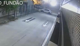 Homem morre em acidente após carro invadir calha do BRT em Ramos