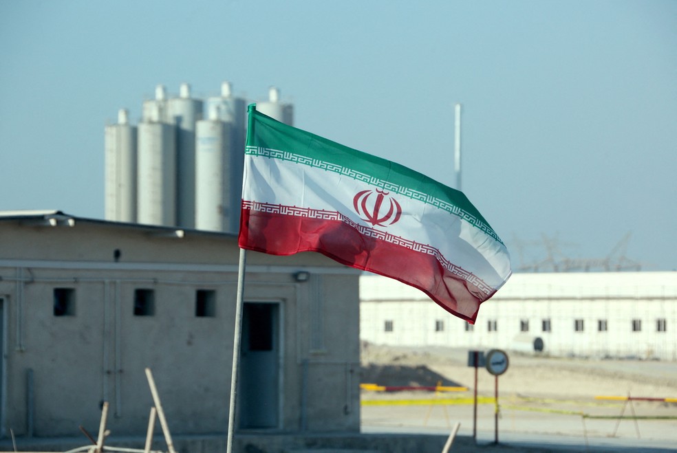 Bandeira iraniana diante da Central Nuclear de Bushehr, no Irã — Foto: Atta Kenare/AFP