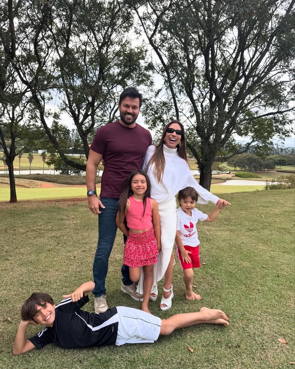  Patrícia Abravanel reuniu filhos, marido e irmãs em celebração familiar — Foto: Reprodução Instagram