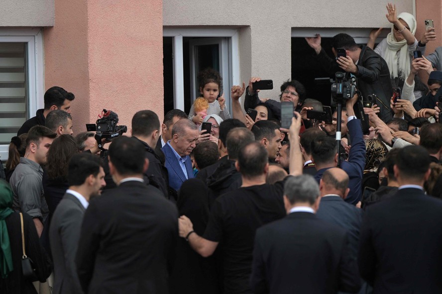 O presidente turco, Recep Tayyip Erdogan, deixa seção de votação