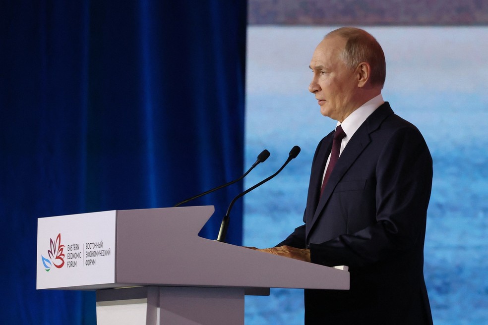 Presidente da Rússia, Vladimir Putin, durante evento econômico em Vladivostok — Foto: Alexander KAZAKOV / POOL / AFP