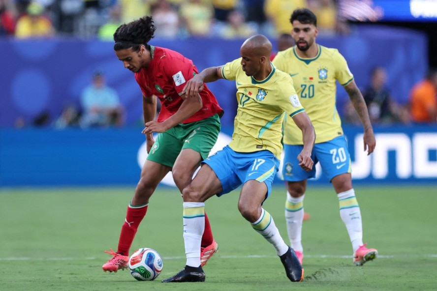 Ayyoub Bouaddi, número 6 do Marrocos, disputa a bola com Fabinho, número 17 do Brasil