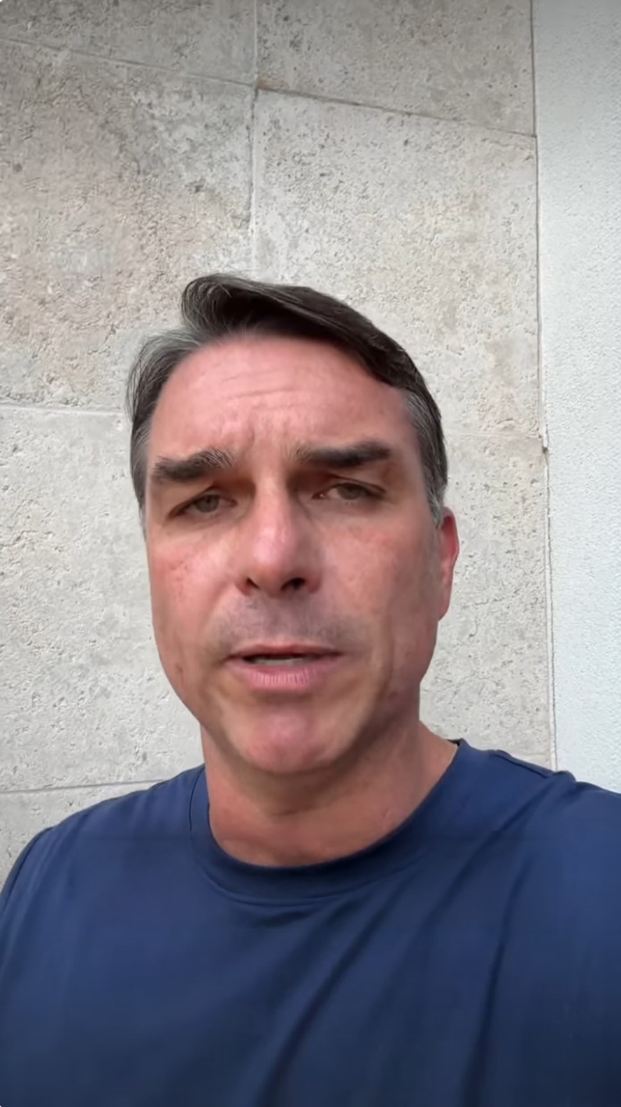 Flávio Bolsonaro em vídeo publicado nas redes sociais no qual anunciou a intimação da PF sobre seus passaportes e proibição de deixar o país
