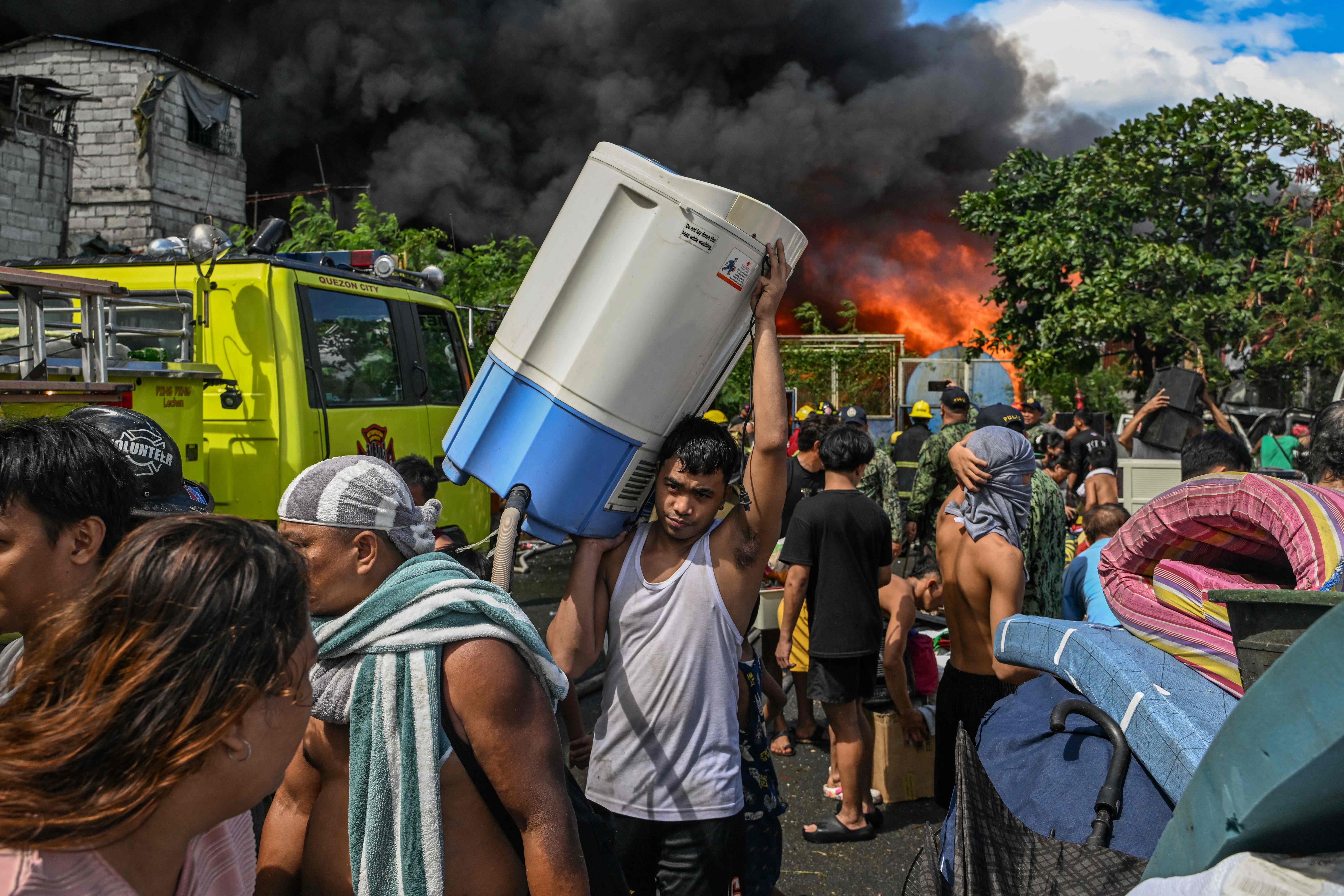 Incêndio na capital das Filipinas queima centenas de casas