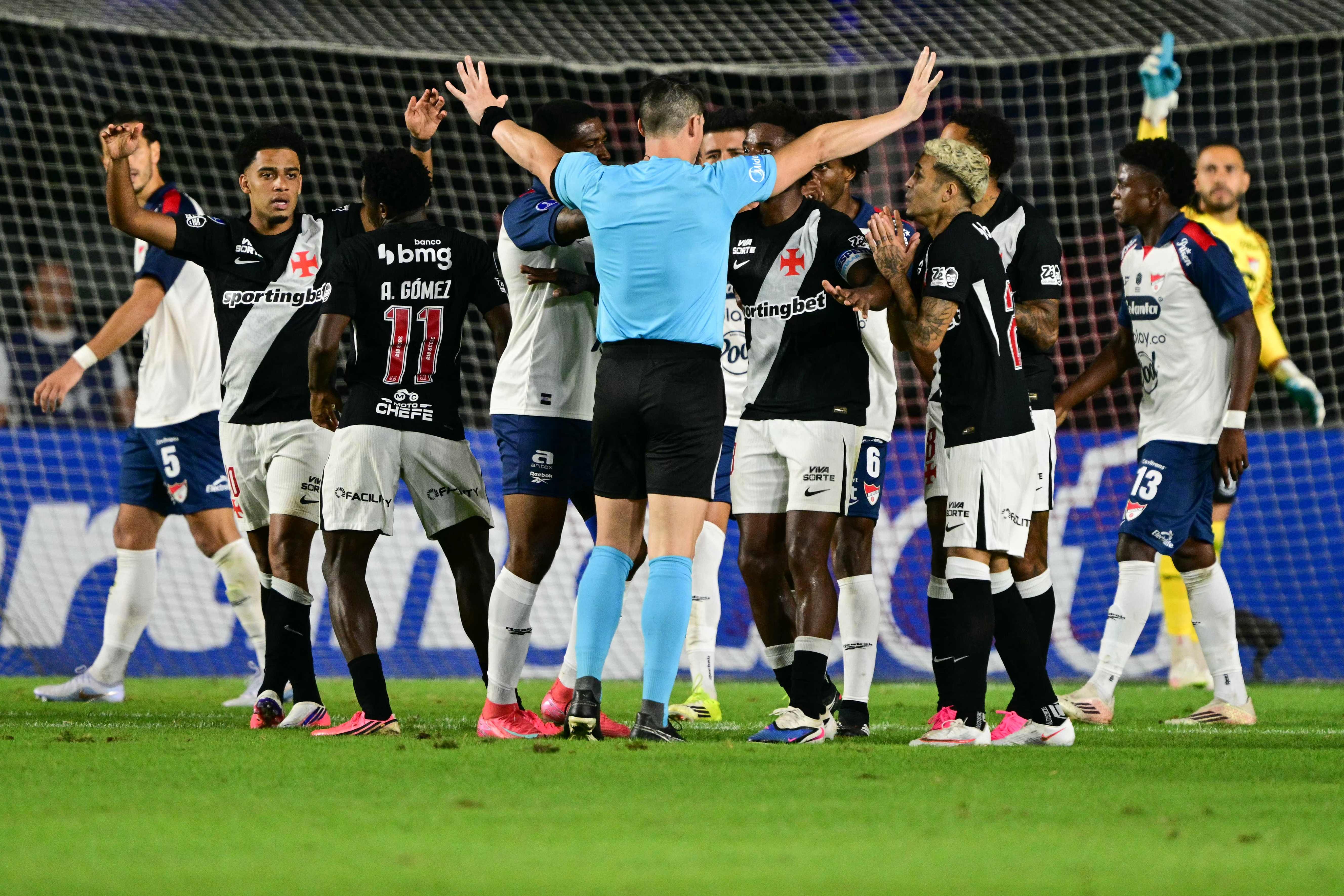 Voltar da Copa do Mundo para o Brasileirão foi como embarcar numa viagem ao passado