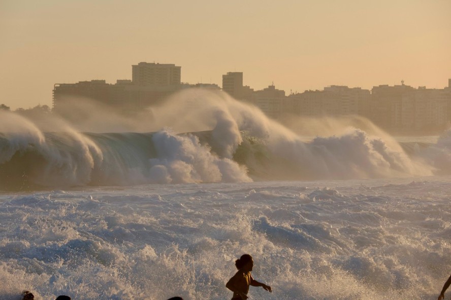 Rio tem novo alerta de ressaca no mar a partir da tarde deste sábado ...