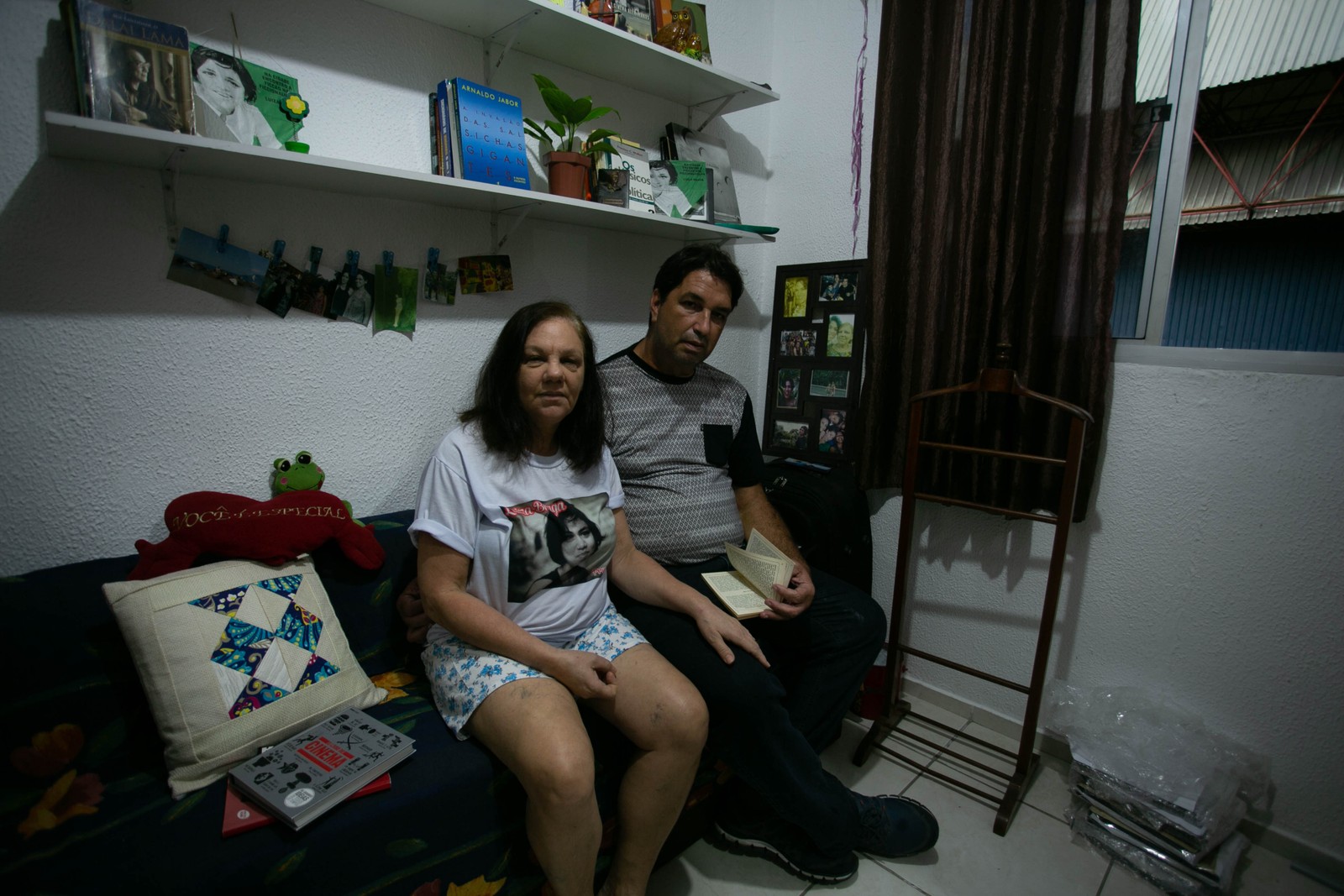 Marli Rocha Nascimento e Luiz Antonio Pereira Braga, pais de Luiza, mostram as memórias que guardam da filha, assassinada pelo namorado, que foi condenado, em novembro, a 25 anos de prisão pelo crimeAgência O Globo