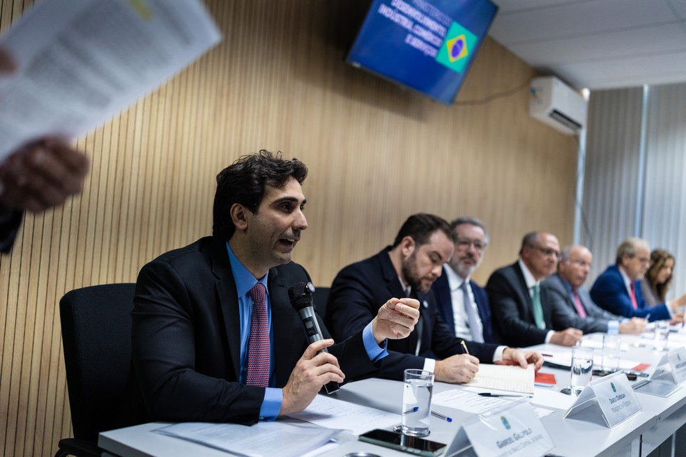 Ao lado do ministro da Fazenda, Dario Durigan, o presidente do BC, Gabriel Galípolo participou da coletiva liderada pelo vice-presidente Geraldo Alckmin — Foto: Brenno Carvalho / Agência O Globo