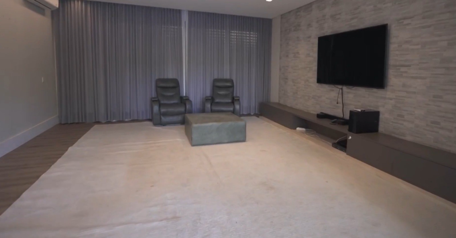 A mansão onde morou Zé Felipe e Virginia, em Goiânia — Foto: Reprodução/Youtube