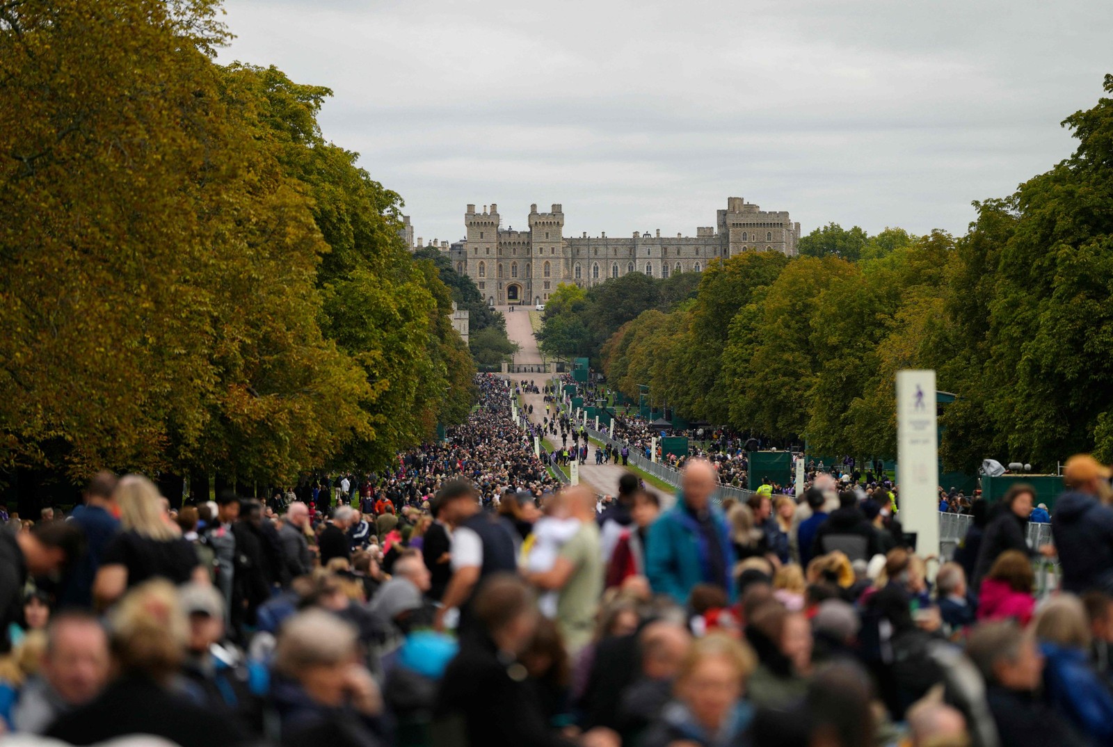 Perto do Castelo de Windsor, pessoas aguardam para ver o corpo da rainha Elizabeth II — Foto: Alastair Grant/AFP)