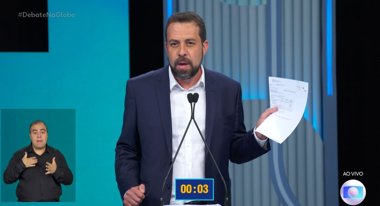 Boulos exibe exame toxicológico durante debate da Globo e provoca Marçal: 'Agora mostra o psicotécnico'