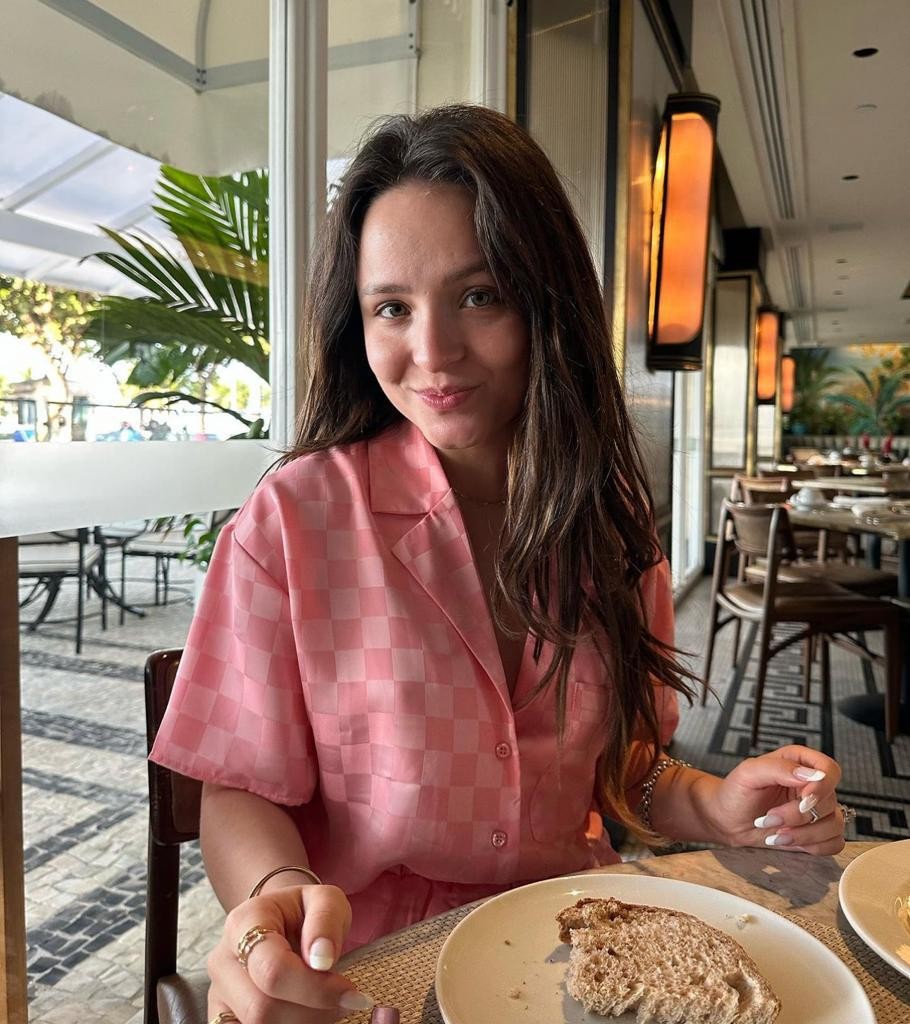 Larissa Manoela exibe pijama rosa — Foto: Reprodução: Instagram