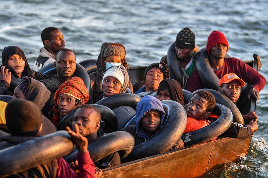 Migrantes da África subsaariana em barco improvisado são encontrados por autoridades tunisianas a cerca de 50 milhas náuticas no mar Mediterrâneo, na costa da cidade central da Tunísia