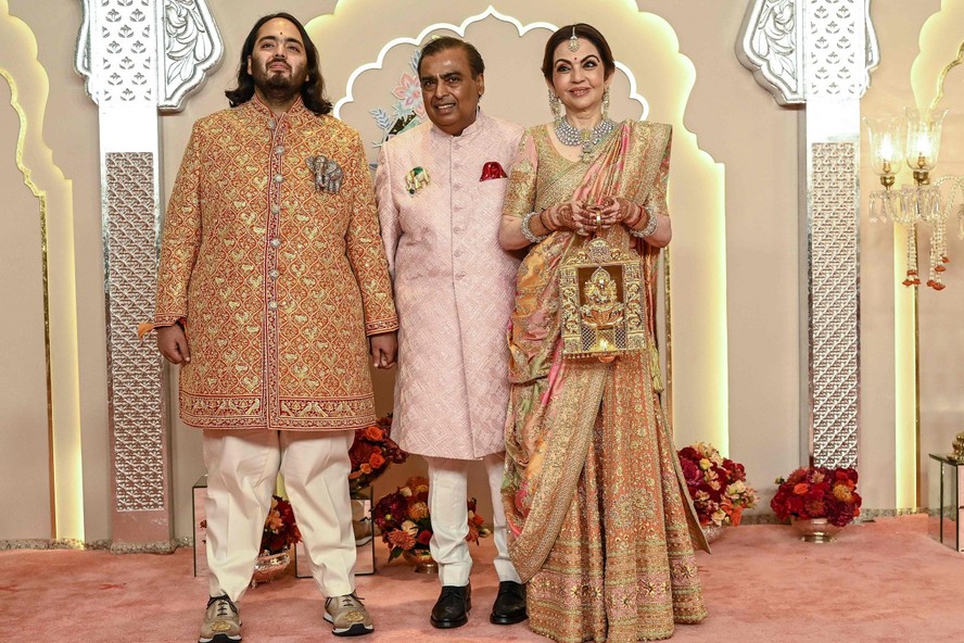 O bilionário Mukesh Ambani com a mulher, Nita, e o filho caçula, Anant, posam na chegada ao casamento de Anant com Radhika Merchant, em Mumbai