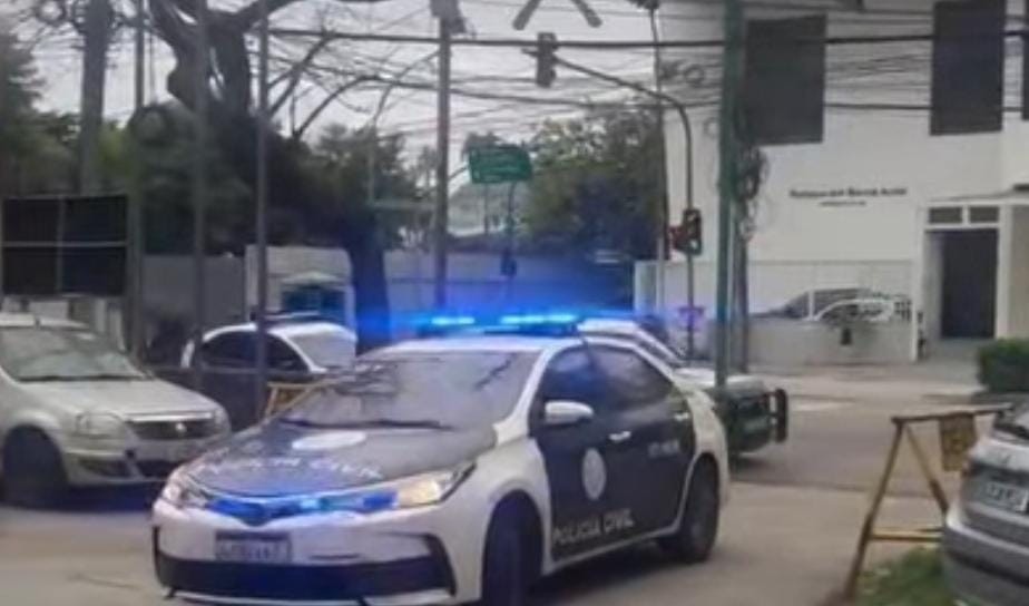 Homem recebe voz de prisão e fere policial, em operação contra fraudes com cartões de crédito nas praias da Zona Sul
