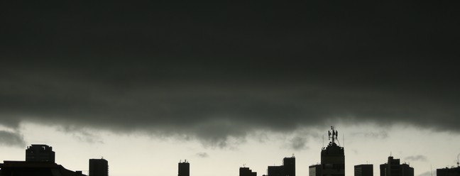 Nuvens escuras cobrem a cidade e fazem o dia virar noite. Na foto, o Centro da Cidade. — Foto: Fabiano Rocha / Agência O Globo