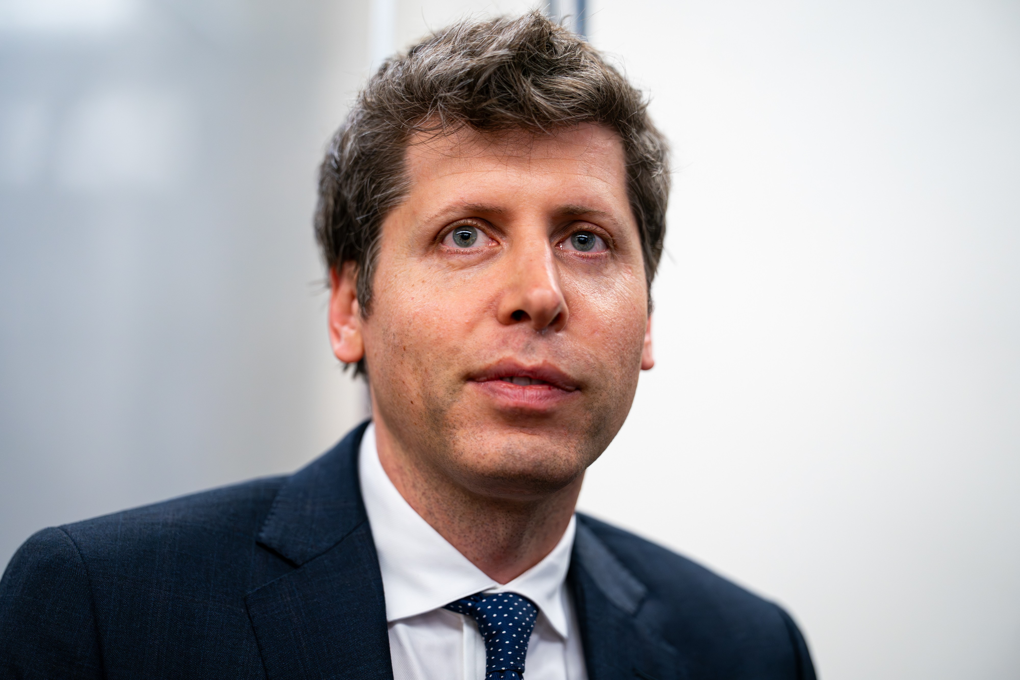 CEO da OpenAI discute com autoridades da Casa Branca sobre a importância de moderar o avanço da IA