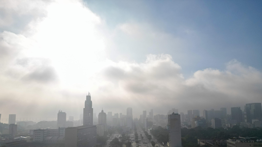 Rio amanhece com névoa e tem previsão de sol e calor; veja como fica o tempo no fim de semana