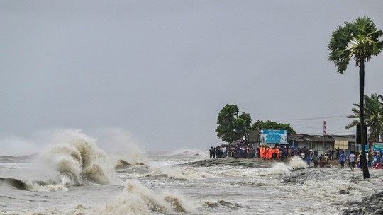 Cerca de 800 mil pessoas abandonam o litoral e seguem para interior de Bangladesh antes da passagem de ciclone