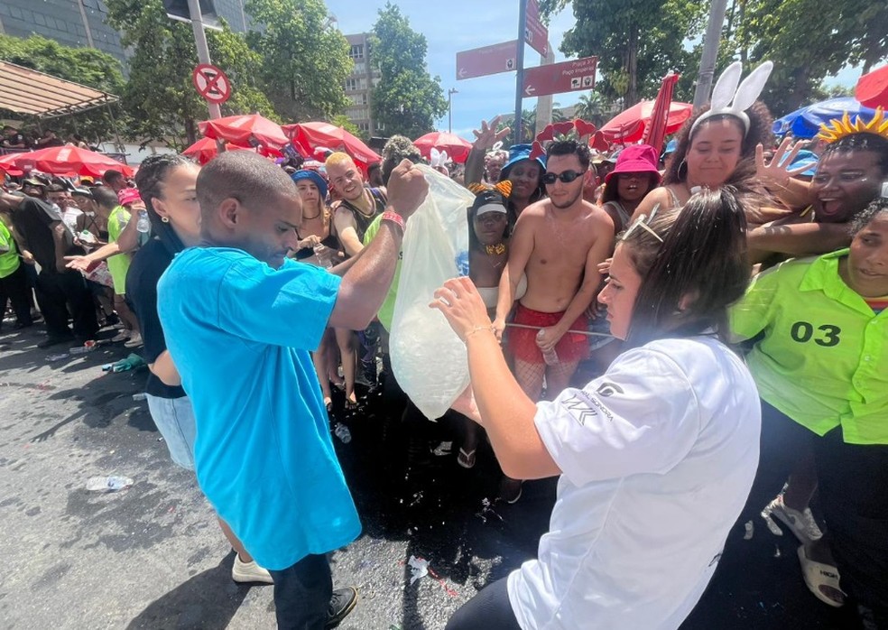 Distribui&ccedil;&atilde;o de &aacute;gua no Fervo da Lud, n Centro &mdash; Foto: Maria Guimar&atilde;es