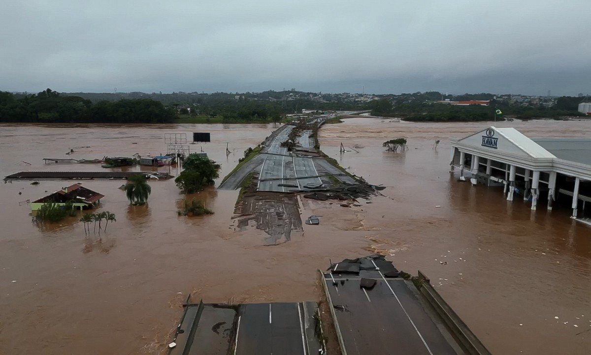 Captura de vídeo divulgada pela Defesa Civil de São Paulo mostra a ponte inundada do rio Taquari, que faz parte da rodovia BR-396 que liga as cidades de Lageado e Estrela, na região do Vale do Taquari, no Rio Grande do Sul. — Foto: Defesa Civil de São Paulo / AFP