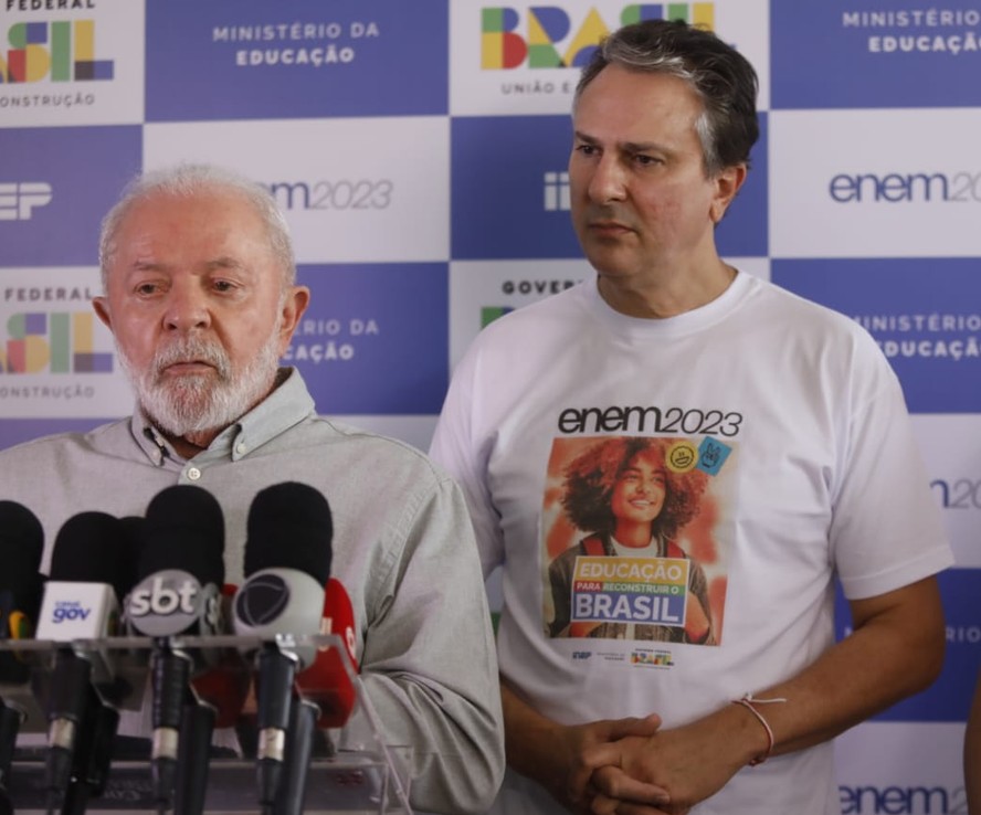 Lula conversa com a imprensa ao lado do ministro da Educação, Camilo Santana, e do presidente do Inep, Manuel Palacios (à dir.)