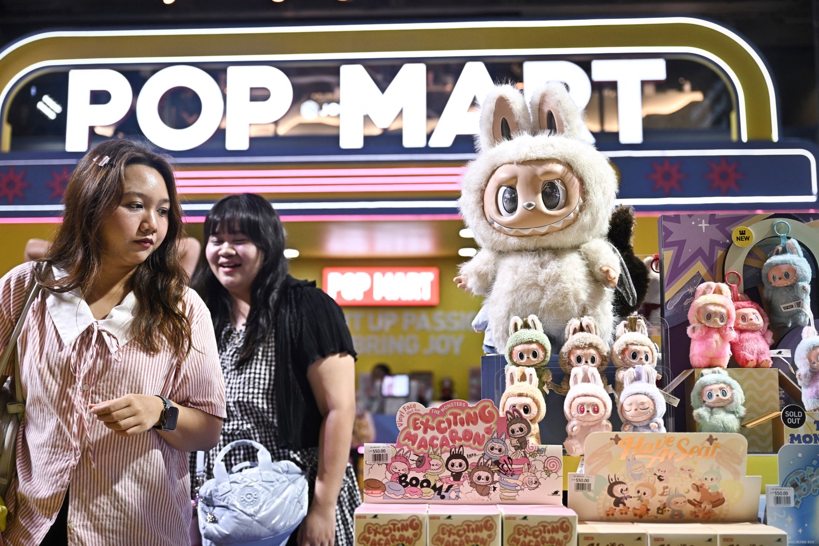 Os "monstrinhos" Labubu em loja da Pop Mart — Foto: Lillian SUWANRUMPHA / AFP