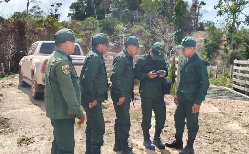 Equipe de vigilância do povo Ka'apor na Terra Indígena Alto Turiaçu, no Maranhão — Foto: Fernando Schneider/divulgação