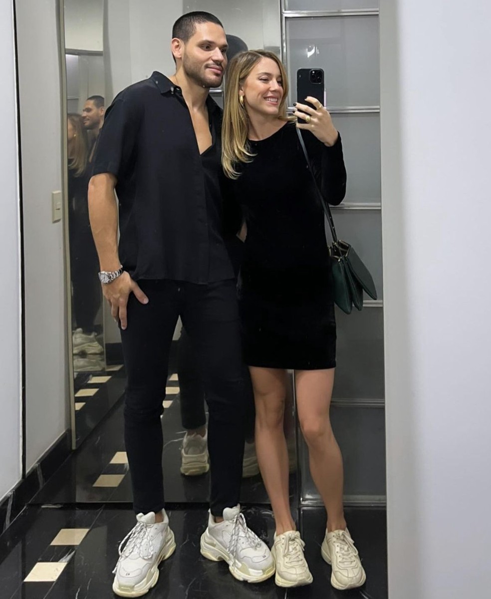 Alice Wegmann fala sobre sua vida amorosa: 'Um mês sem beijar na boca'