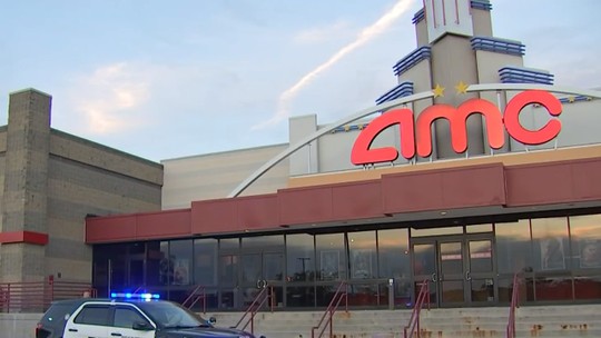 Homem é preso após esfaquear quatro crianças e adolescentes durante sessão de cinema, nos EUA