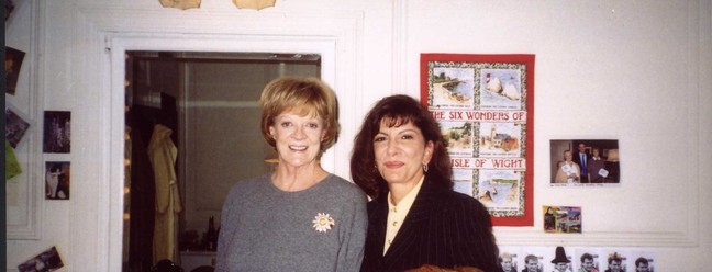 Maggie Smith com a atriz brasileira Marília Pêra, em 2003 — Foto: Divulgação