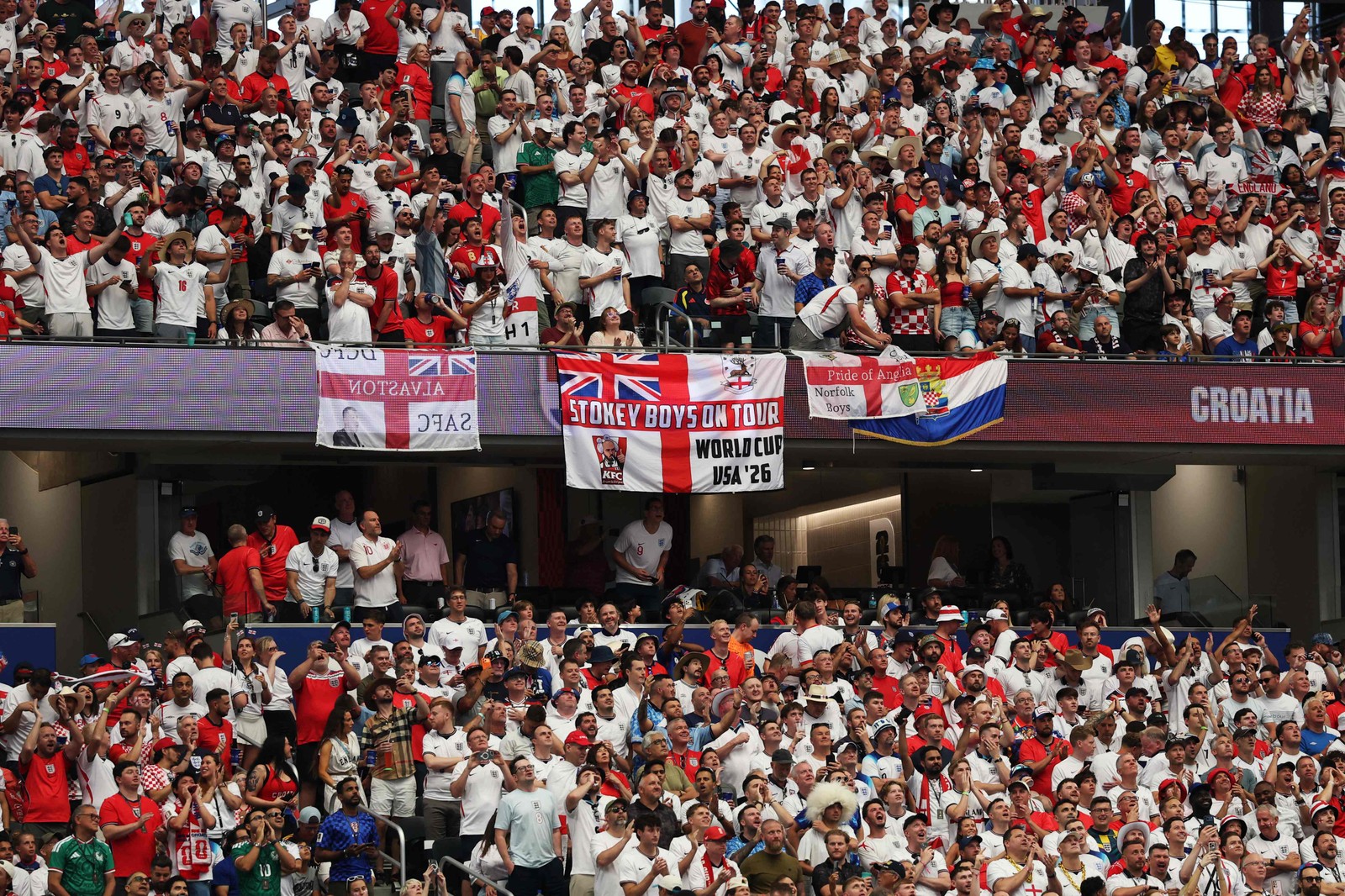 Torcida inglesa presente no Dallas Stadium, no Texas — Foto: Getty Images via AFP