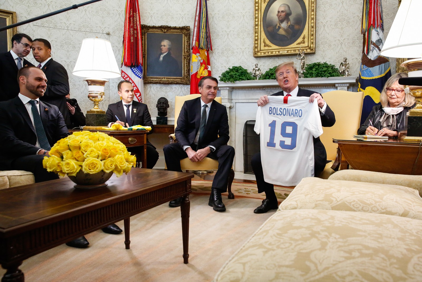 Trump entrega uma camisa personalizada, simbolizando o esporte nacional, ao presidente brasileiro, Jair Bolsonaro, durante encontro na Casa Branca, em março de 2019PR - 19/03/2019