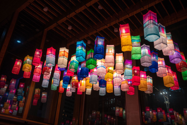 As lanternas coloridas de seda são tradicionais da cultura coreana