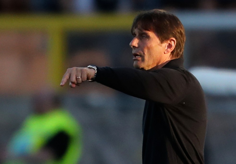 Antonio Conte tenta confirmar quinto título italiano como treinador, à frente do Napoli — Foto: CARLO HERMANN / AFP